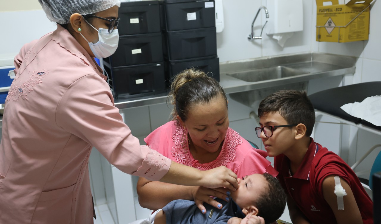 enfermeira aplicando vacina numa criança